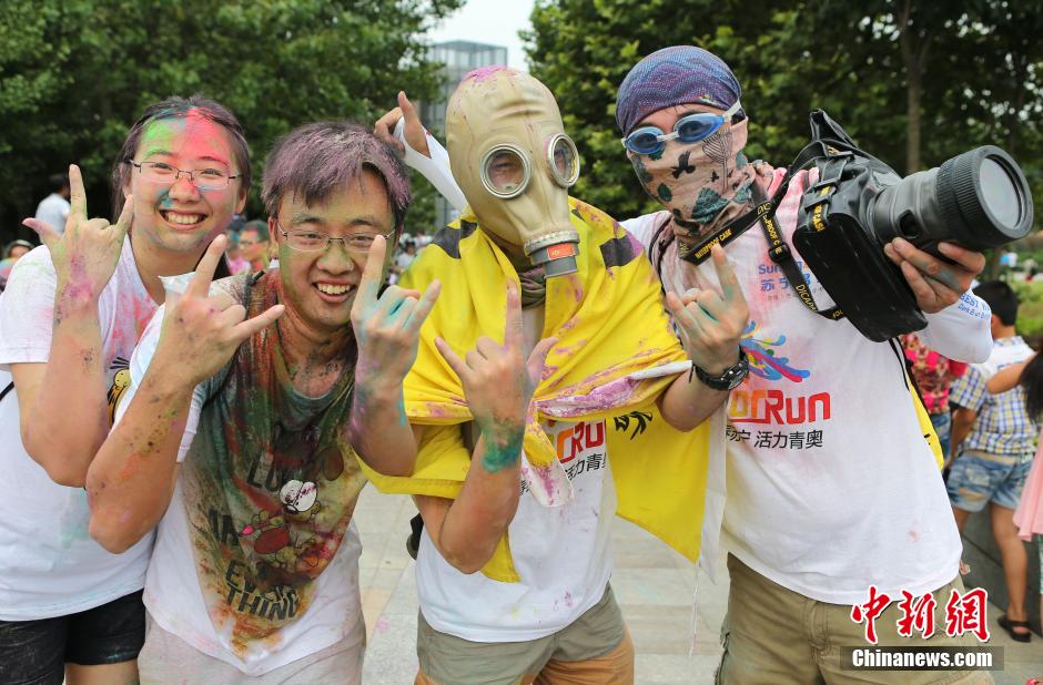 7月19日,參加彩虹跑的年輕人沖向終點后合影。