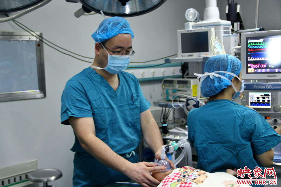 上午8點10分，小龍接受全身麻醉。