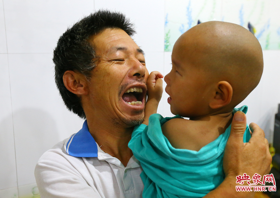 麻醉前，爺爺努力逗著大龍笑，他希望孩子能暫時忘記傷病帶來的疼痛