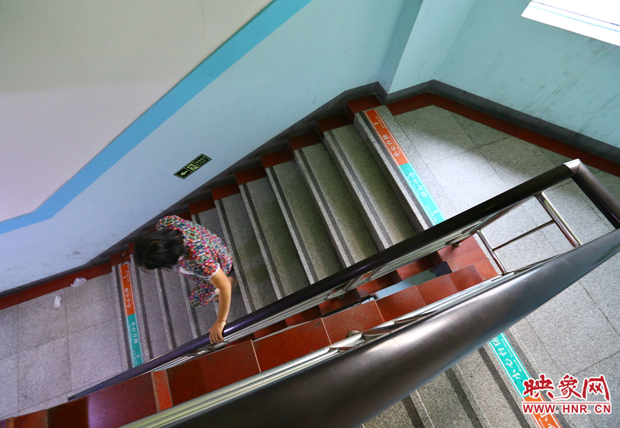 當(dāng)看到孫子進(jìn)入手術(shù)室后，大龍的奶奶含著淚離開