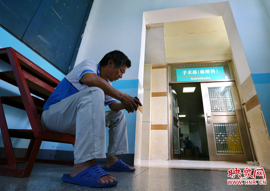 大龍的手術(shù)時，爺爺一直在門口焦急的等待