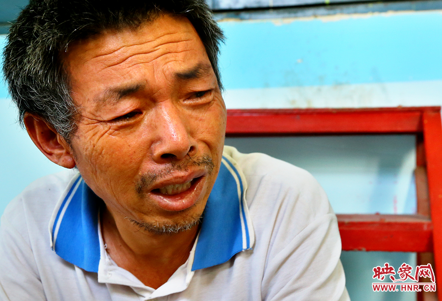 當(dāng)醫(yī)生告知大龍手術(shù)成功的時候，爺爺忍不住哭了起來