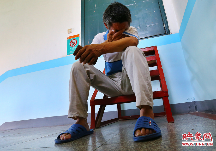 爺爺通過電話告知守護(hù)小龍的奶奶，大龍手術(shù)成功后喜極而泣