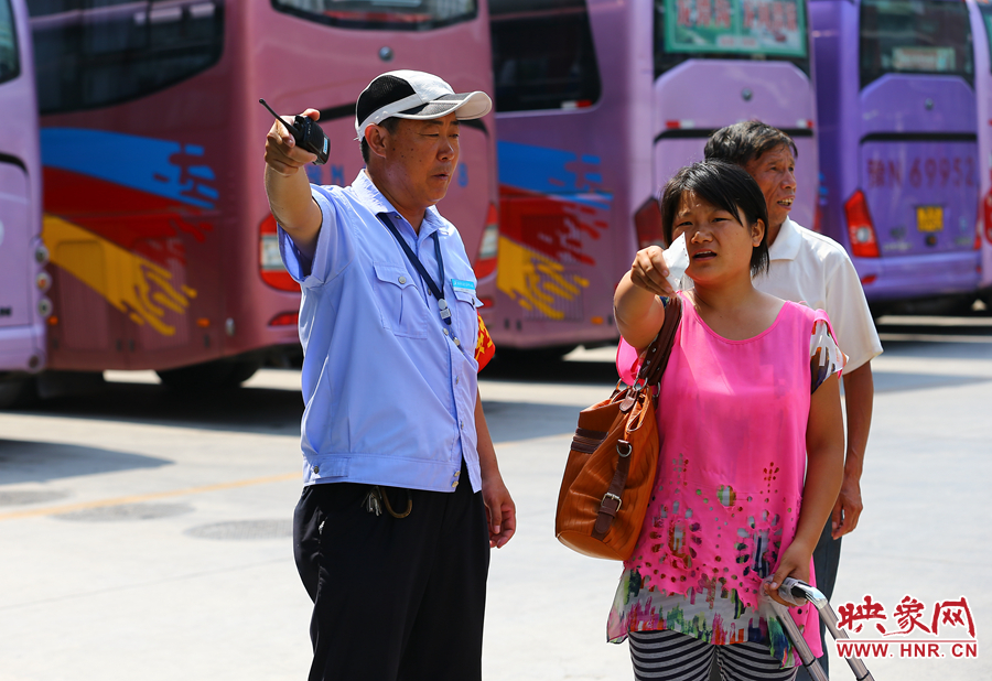 指揮調(diào)度期間，不停的有乘客咨詢乘車問題，調(diào)度員都是耐心的給他們解答