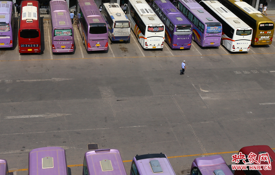 在不大的車站內(nèi)，幾十輛客車不停運轉(zhuǎn)的發(fā)動機，使得場站內(nèi)溫度居高不下