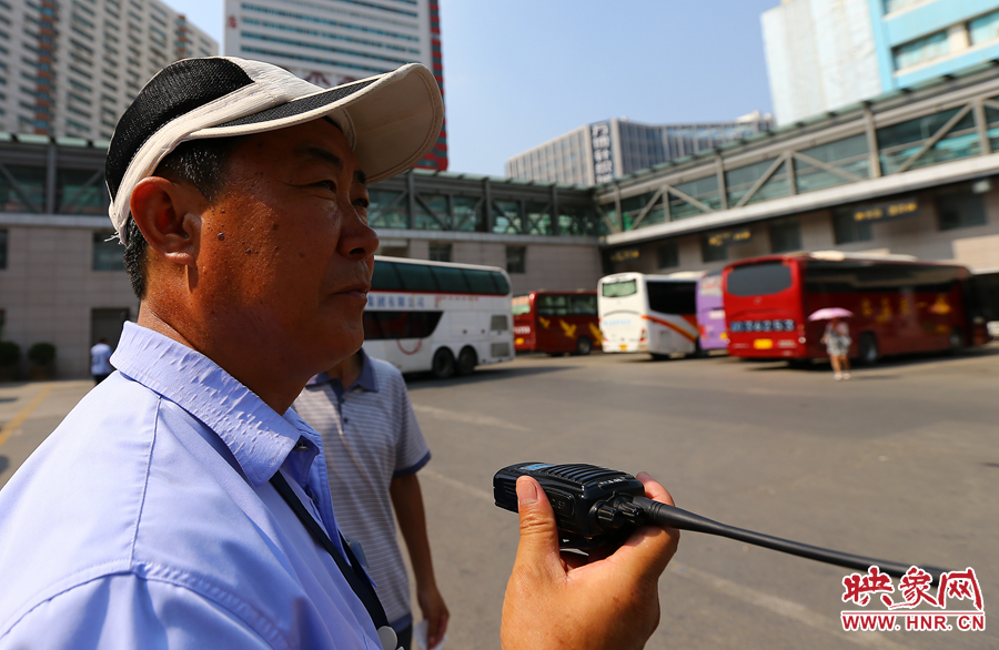 黑紅色的皮膚，是高溫戶外工作者最顯著的“標(biāo)識”