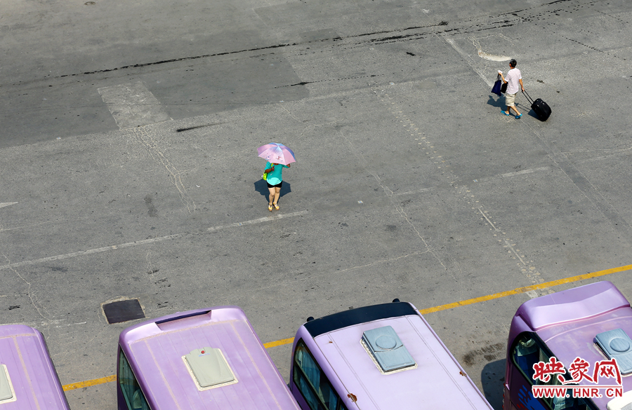 酷暑的陽光，常常曬化車站內(nèi)地面的瀝青，乘車的旅客都是匆匆而過，不愿過多停留。