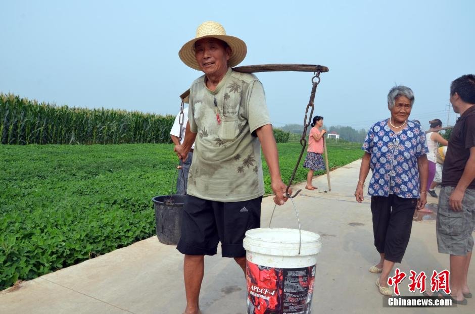 每天排隊(duì)取水，廢水循環(huán)使用已成為該村老少的生活習(xí)慣。