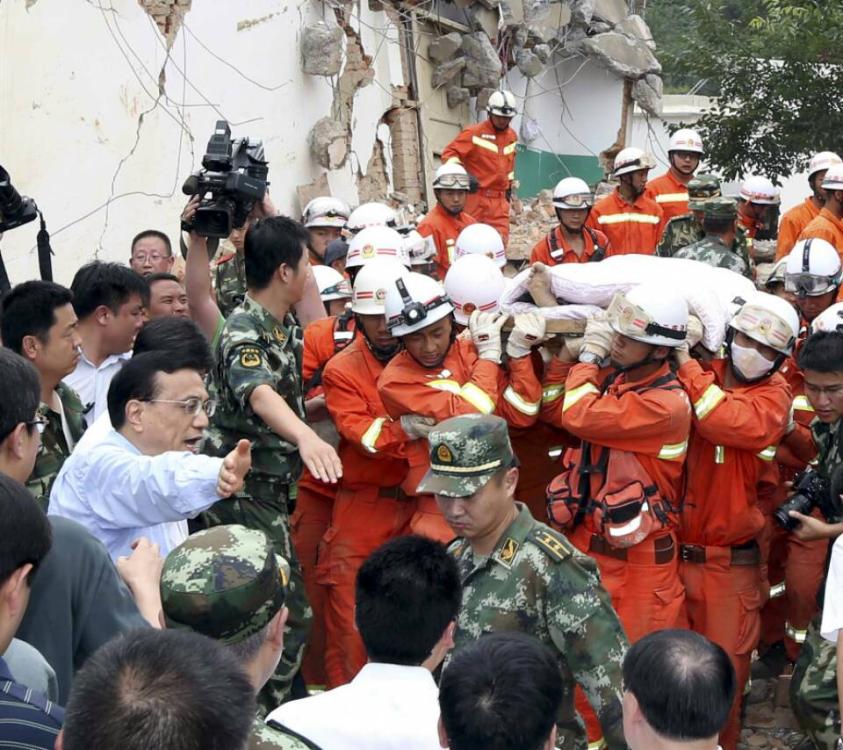 李克強總理察看震中災情為生命讓路 李克強總理察看震中災情為生命讓路