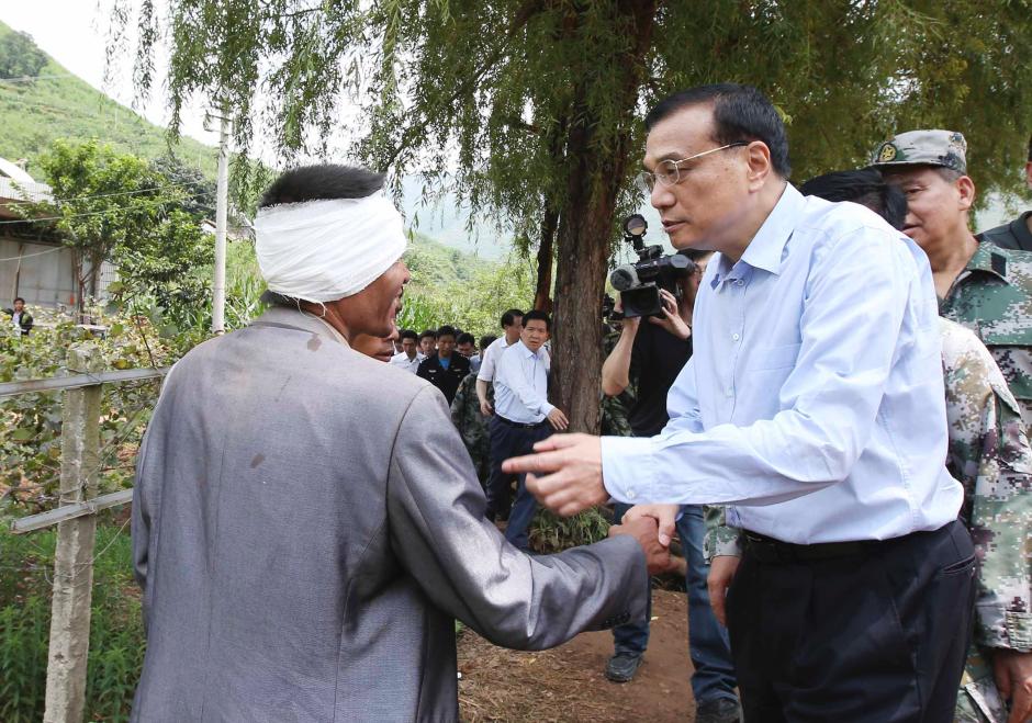 李克強總理察看震中災情為生命讓路 李克強總理察看震中災情為生命讓路