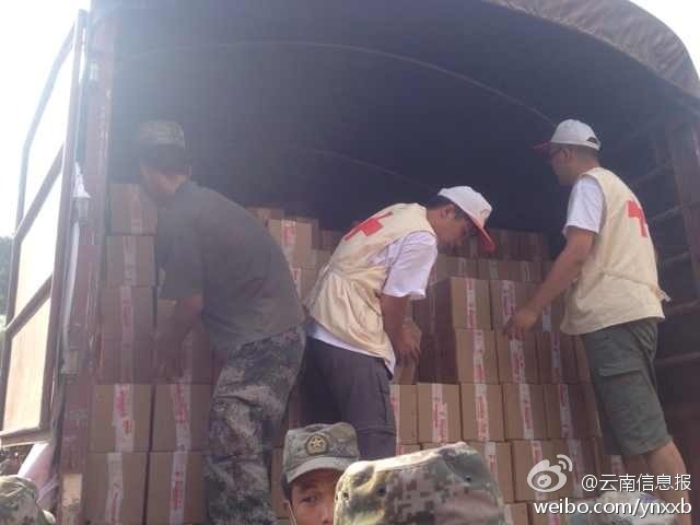 第14集團(tuán)軍官兵協(xié)助阿迪力將1100余箱切糕從貨車上卸下。