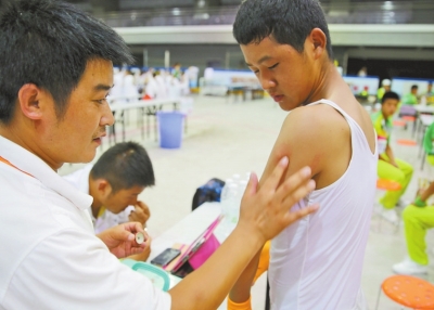 　南京天氣炎熱，地表溫度有時達到40℃以上，烈日下孩子們的衣服濕了又干、干了又濕。