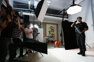 拍起大片來，特警也是一絲不茍。