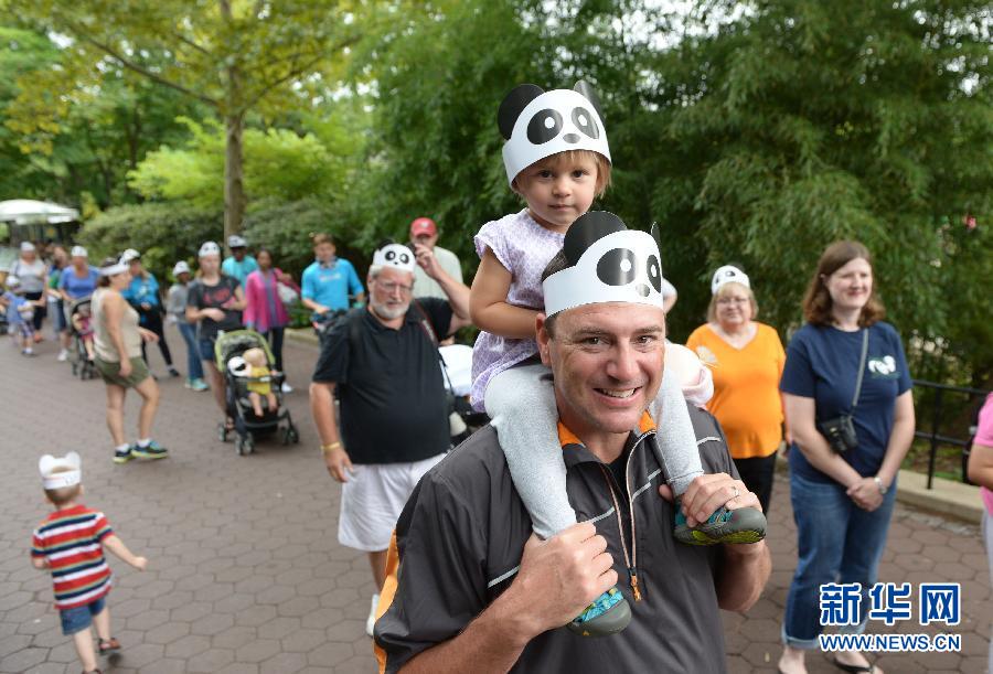8月23日,在美國(guó)華盛頓的國(guó)家動(dòng)物園,人們排隊(duì)參加大熊貓“寶寶”的慶生活動(dòng)。