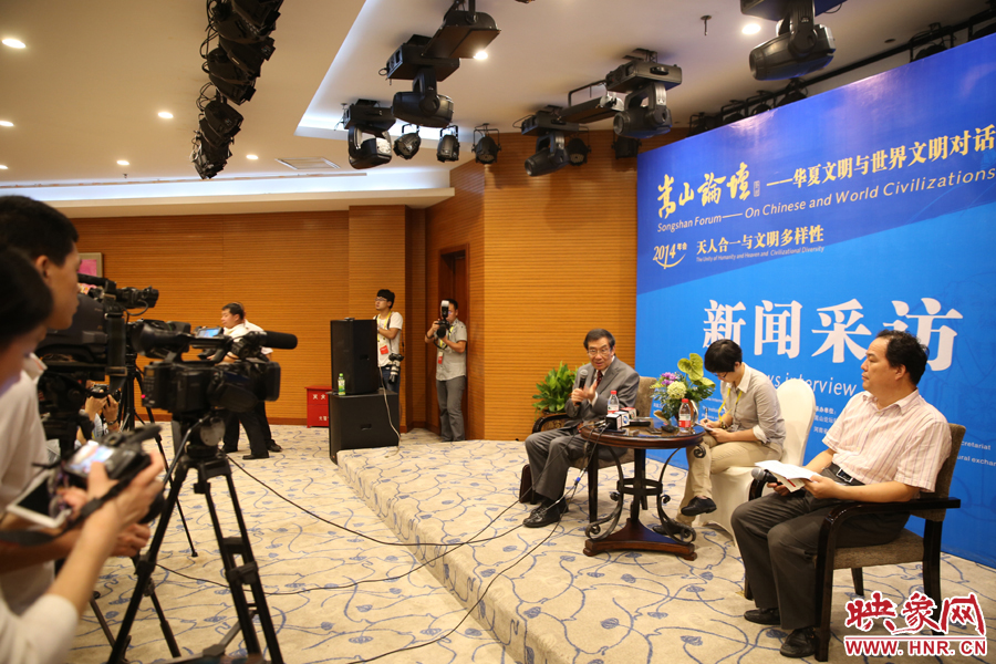 嵩山論壇新聞采訪現(xiàn)場。