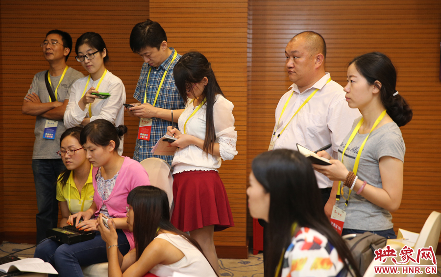  媒體記者集中采訪專家學者。