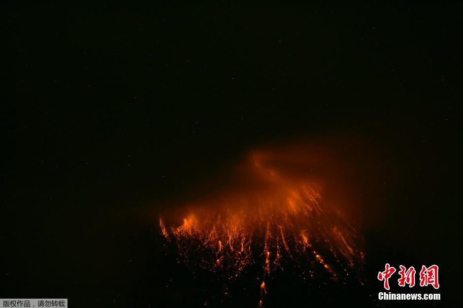 當?shù)貢r間8月24日，厄瓜多爾通古拉瓦火山噴發(fā)，熔巖噴出宛如末世。