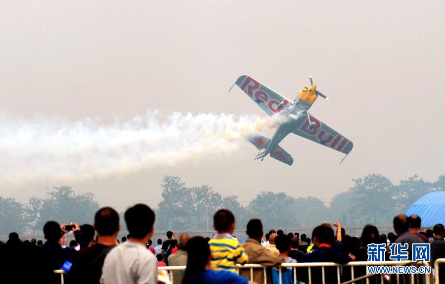 　9月13日，特技隊員在進(jìn)行空中飛行表演。