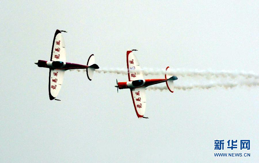 9月13日，特技隊員在進(jìn)行空中飛行表演。