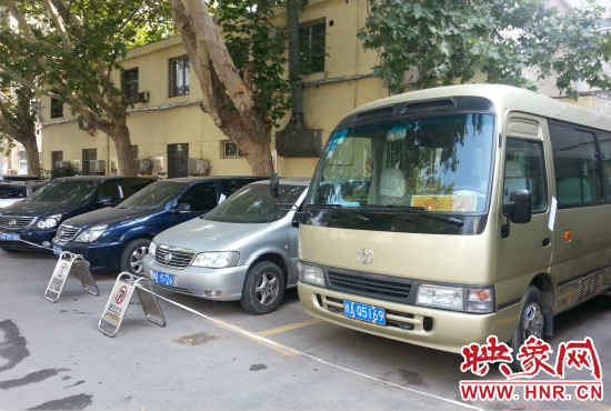 管城區(qū)委院內已經(jīng)被封存公車在停車場停放。