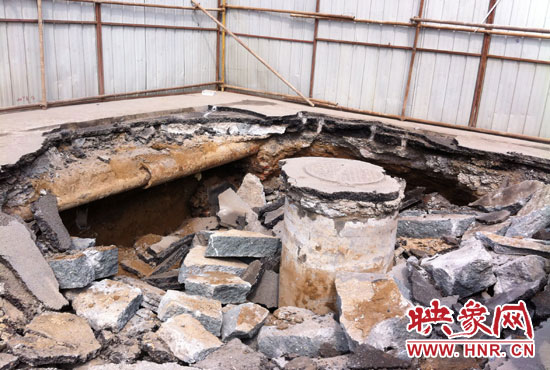 此次路面塌陷的直徑約為3米，深度有2米左右，坑內(nèi)布滿了碎石，路面下方20厘米左右。