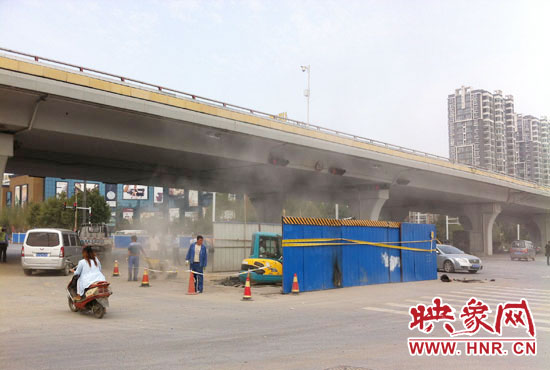 施工單位對塌陷處進行路面切割，造成路面塵土飛揚。