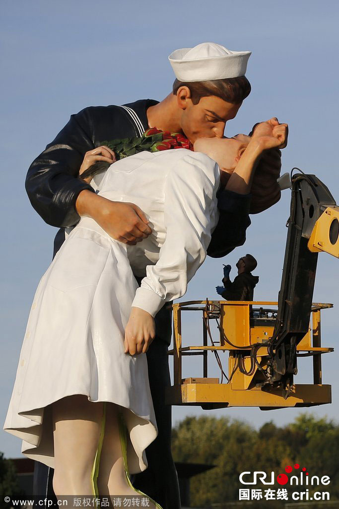 法國街頭布置“勝利之吻”雕塑 紀念二戰(zhàn)勝利 法國街頭布置“勝利之吻”雕塑 紀念二戰(zhàn)勝利