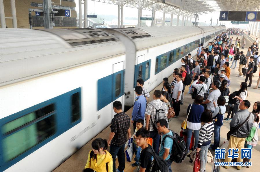 10月6日，在安徽銅陵火車站，大批旅客在站臺(tái)上等候乘車。