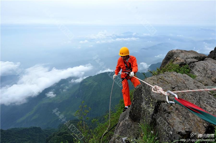 10月5日，峨眉山景區(qū)清潔工彭文才下到巖壁清理游客丟棄的垃圾。