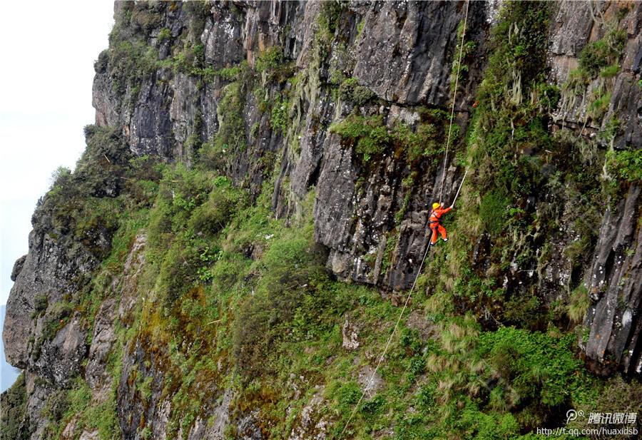 在峨眉山金頂，彭文才是護欄以外和懸崖區(qū)域唯一的清潔工。