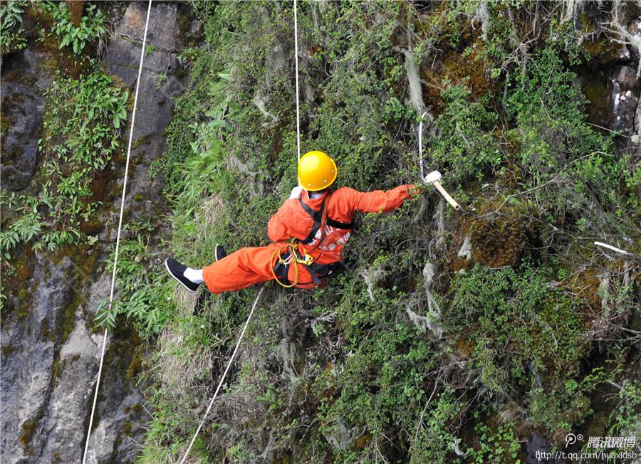 記者了解到，彭文才下到崖壁最深的地方有200多米，往返作業(yè)一次一般都在3小時左右，每年下崖80多次