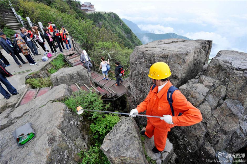 彭文才在撿拾垃圾。