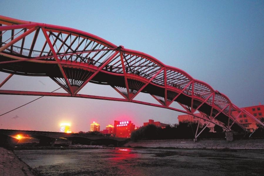 此前三座橋黑燈瞎火，許多人為此不敢從此過(guò)。