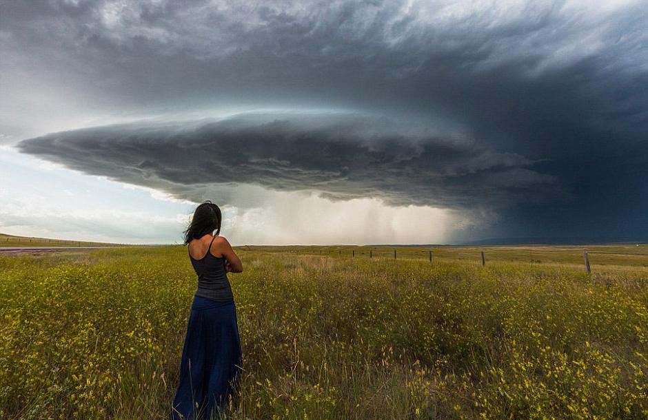 夫婦追逐風(fēng)暴 丈夫為妻子拍“風(fēng)暴寫真” 夫婦追逐風(fēng)暴 丈夫為妻子拍“風(fēng)暴寫真”