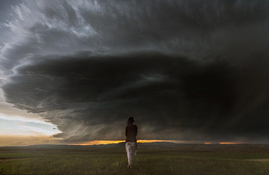 夫婦追逐風(fēng)暴 丈夫為妻子拍“風(fēng)暴寫真” 夫婦追逐風(fēng)暴 丈夫為妻子拍“風(fēng)暴寫真”