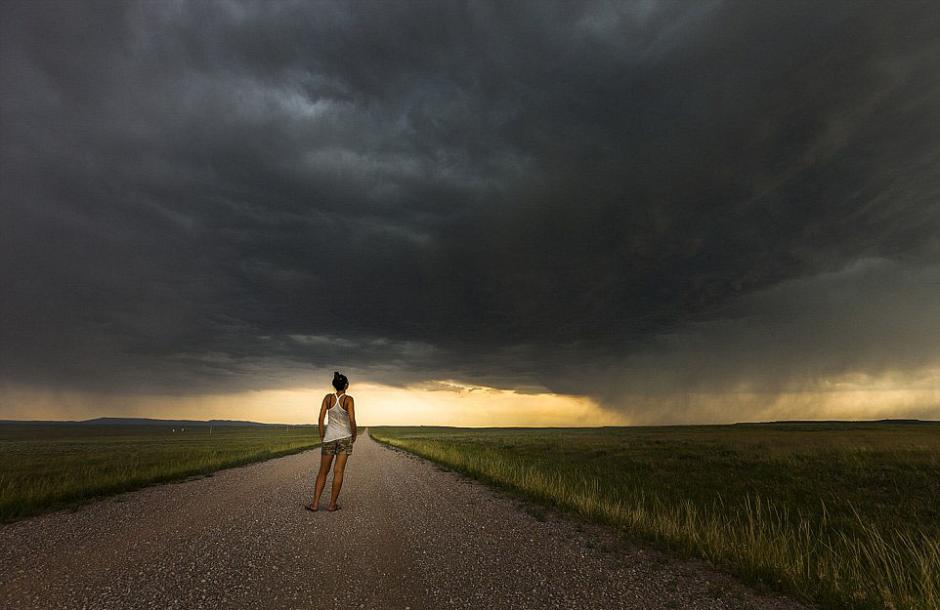 夫婦追逐風(fēng)暴 丈夫為妻子拍“風(fēng)暴寫真” 夫婦追逐風(fēng)暴 丈夫為妻子拍“風(fēng)暴寫真”
