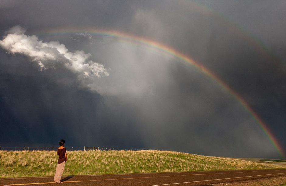夫婦追逐風(fēng)暴 丈夫為妻子拍“風(fēng)暴寫真” 夫婦追逐風(fēng)暴 丈夫為妻子拍“風(fēng)暴寫真”