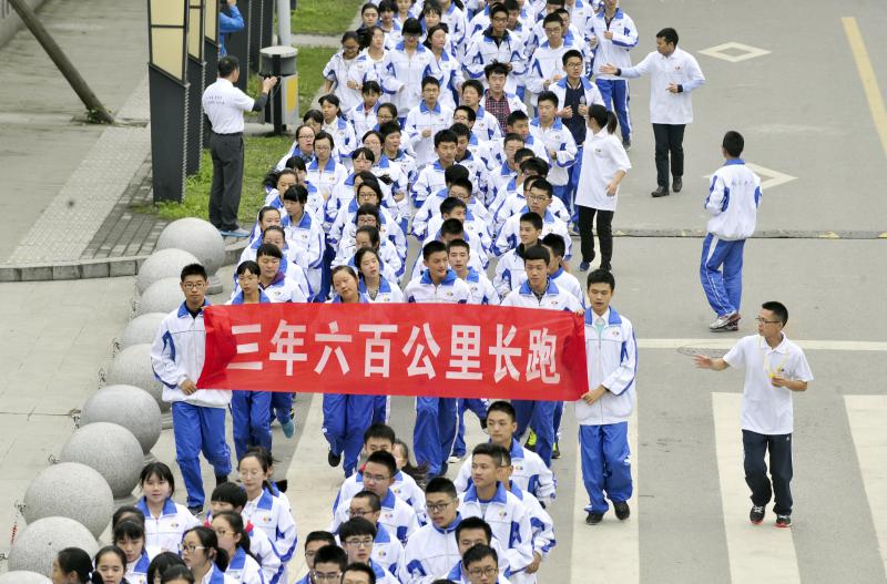 10月14日，成都七中萬達(dá)學(xué)校實行三年跑六百公里才能畢業(yè)，現(xiàn)場學(xué)生開始長跑。