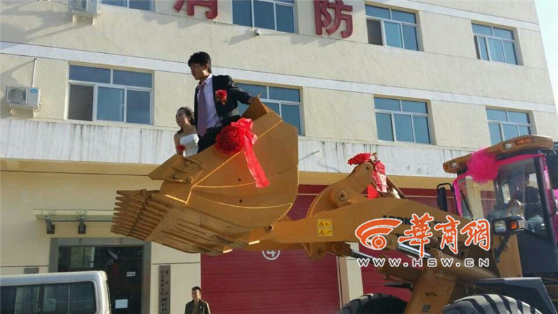 陜西小伙開(kāi)8臺(tái)裝載機(jī)接新娘。