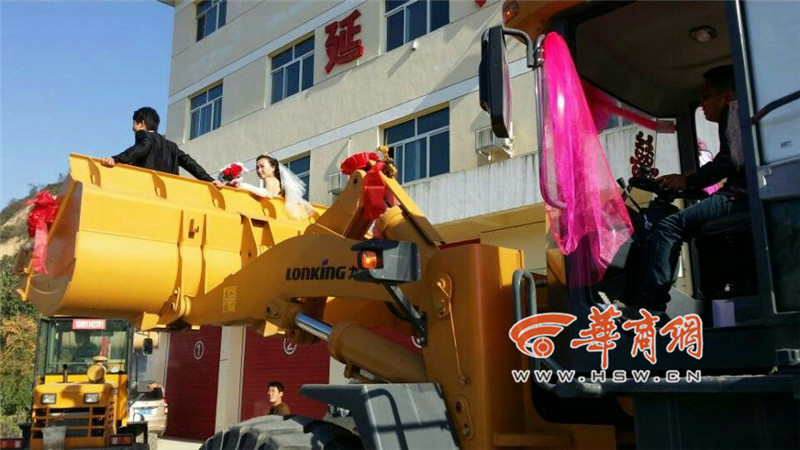 陜西小伙開(kāi)8臺(tái)裝載機(jī)接新娘。