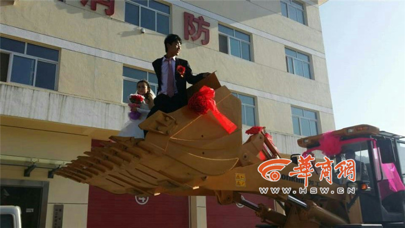 陜西小伙開(kāi)8臺(tái)裝載機(jī)接新娘。