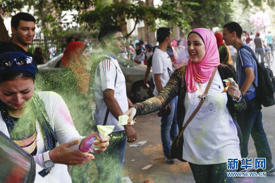 10月16日，在埃及首都開羅，一名女青年在“彩色跑”活動中拋撒彩色粉末。