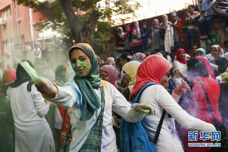 10月16日，在埃及首都開羅，一名女青年在“彩色跑”活動中拋撒彩色粉末。