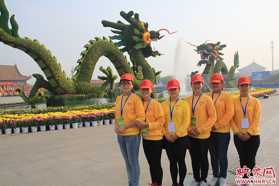 菊花文化節(jié)的志愿者們。