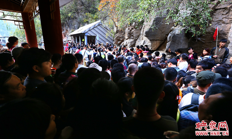 不到百米的碼頭上，等待上船的幾百名游客擁擠在一起