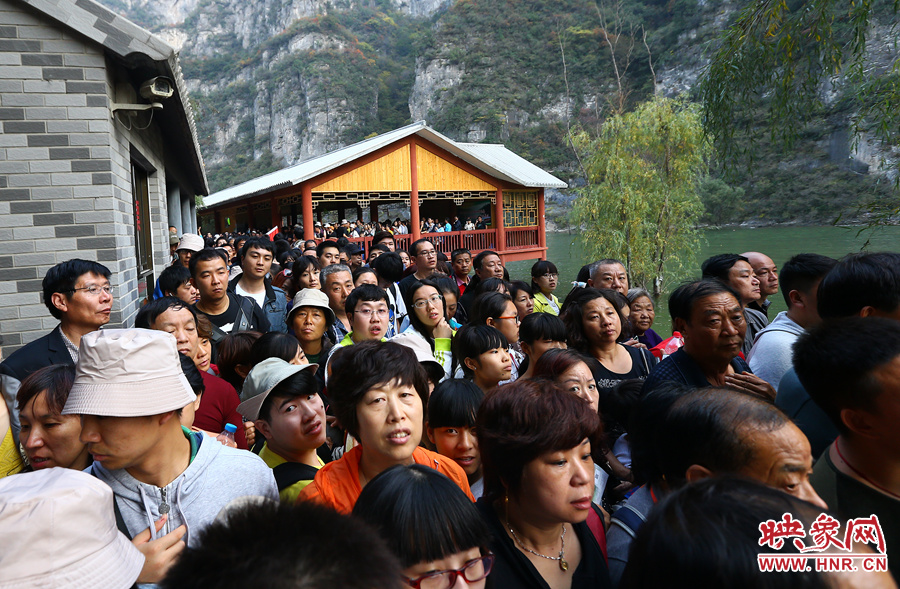 等待上船的碼頭上，游人擁擠不動