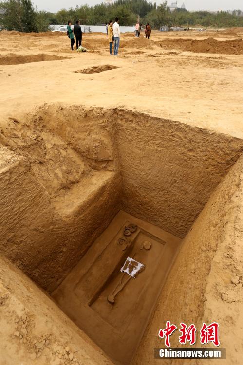 河南新鄭一施工場(chǎng)地現(xiàn)56座戰(zhàn)國(guó)古墓