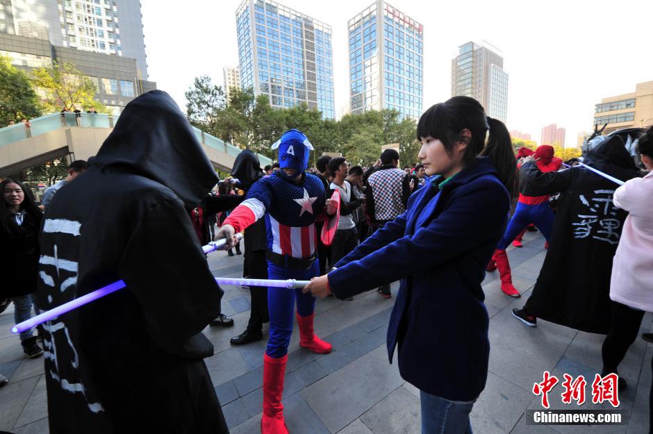 “復(fù)仇者聯(lián)盟”與人類共戰(zhàn)“異形”霧霾軍團