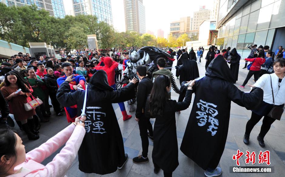 “復(fù)仇者聯(lián)盟”與人類共戰(zhàn)“異形”霧霾軍團