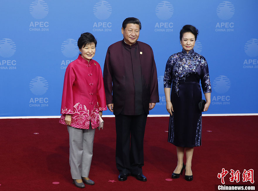 圖為習近平夫婦歡迎韓國總統(tǒng)樸槿惠。中新社發(fā) 杜洋 攝